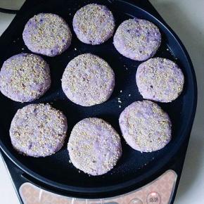 放入包好的紫薯饼，盖上盖子，待鸣笛后出锅。(用平底锅也可以)