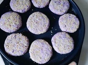 放入包好的紫薯饼，盖上盖子，待鸣笛后出锅。(用平底锅也可以)