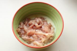 里脊肉切丝，加鸡粉，湿淀粉和花生油，拌匀腌制一会。咸菜疙瘩切丝，用凉水浸泡半天以上，期间换水，用来去除多余的盐分。有时候也有切好的咸菜丝，买回来直接浸泡就好。