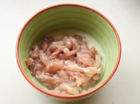 里脊肉切丝，加鸡粉，湿淀粉和花生油，拌匀腌制一会。咸菜疙瘩切丝，用凉水浸泡半天以上，期间换水，用来去除多余的盐分。有时候也有切好的咸菜丝，买回来直接浸泡就好。