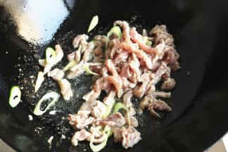 炒锅加油，烧肉后爆香葱姜末，下入肉丝翻炒。