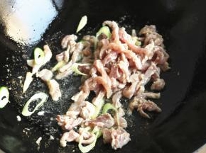炒锅加油，烧肉后爆香葱姜末，下入肉丝翻炒。