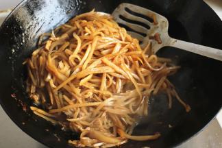 继续翻炒均匀。