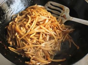 继续翻炒均匀。