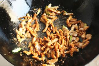 加入老抽和五香粉，继续翻炒。