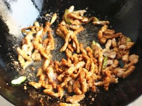 加入老抽和五香粉，继续翻炒。