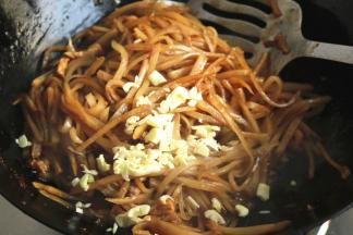 下入蒜末，关火，继续炒匀就好了。