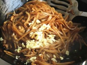 下入蒜末，关火，继续炒匀就好了。