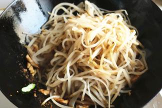 泡好的咸菜丝，沥干水分下入锅里。