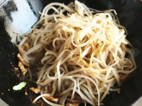 泡好的咸菜丝，沥干水分下入锅里。