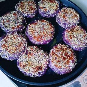 时间到，打开电饼铛盖子，香味扑鼻而来，夹出糯米饼，小心烫手哦。