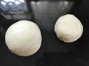 把油皮和油酥的材料分别混合后揉成光滑的面团。油皮揉成团后松驰30分钟，油酥放冰箱冷藏。