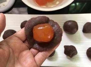 在面团松驰的时候把20克豆沙包入一个咸蛋黄。