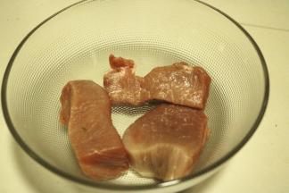 猪肉选取后腿部位的即可，略微有点肥的也没关系，太瘦了炒的时候也要加点油，不然口感会太硬。