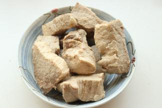 煮好的肉捞出来，晾一下水分。