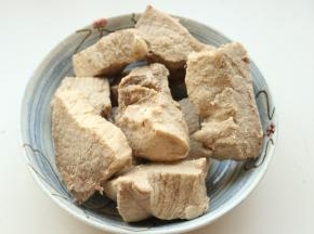 煮好的肉捞出来，晾一下水分。