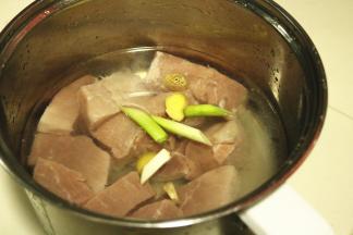 汤锅加水，下入葱段姜片，放入肉，烧开后煮15分钟左右即可，看肉块大小。