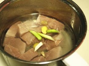 汤锅加水，下入葱段姜片，放入肉，烧开后煮15分钟左右即可，看肉块大小。