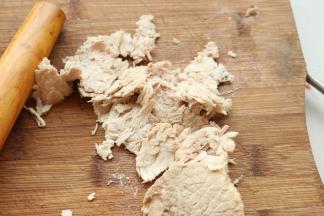 用擀面杖逆着纹理擀碎，一定要擀的碎一点。用手撕也行，要撕的特别细，不如擀着快。