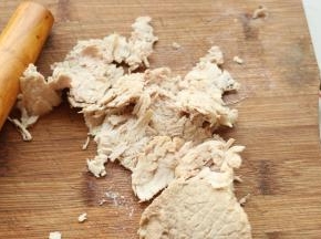 用擀面杖逆着纹理擀碎，一定要擀的碎一点。用手撕也行，要撕的特别细，不如擀着快。