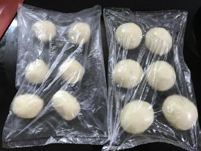 油皮和油酥分别分割成6个剂子。