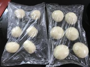 油皮和油酥分别分割成6个剂子。