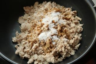 加入盐和白糖。