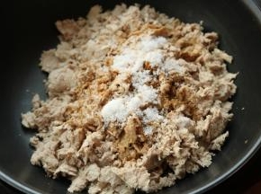 加入盐和白糖。