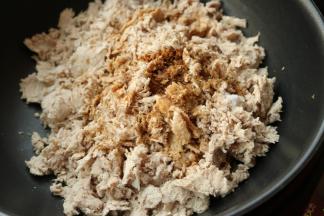 加蚝油，五香粉等。