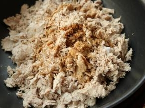 加蚝油，五香粉等。