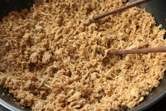 开始炒肉松，记得不停搅拌，不要太大火。