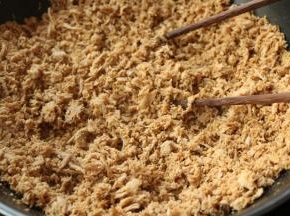 开始炒肉松，记得不停搅拌，不要太大火。