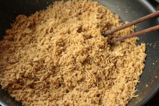 不停的搅拌，慢慢的水分丧失，肉松变得干燥轻盈，期间尝尝味道，及时调整调料的量。