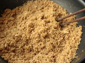 不停的搅拌，慢慢的水分丧失，肉松变得干燥轻盈，期间尝尝味道，及时调整调料的量。