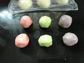 6个油酥面团分别加入三种颜色的果粉，揉匀。