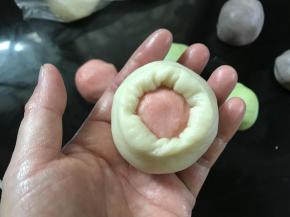 用虎口慢慢地收起来包住油酥。