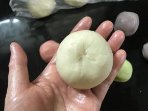 收口后捏紧底部。