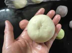 收口后捏紧底部。