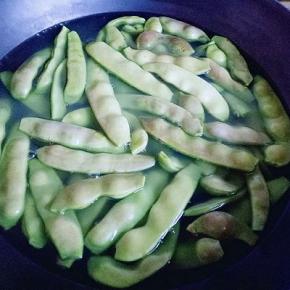 油豆焯水，后锅中加入水烧开，再加入油豆，2分钟捞出过冷水。