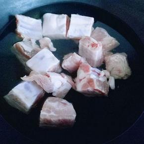 肋排焯水，冷水入锅，烧开捞出即可。用冷水反复冲洗干净。备用。