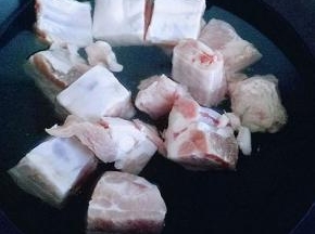 肋排焯水，冷水入锅，烧开捞出即可。用冷水反复冲洗干净。备用。
