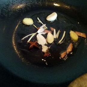 锅中加入时间油，油温7成时加入香料炒香。