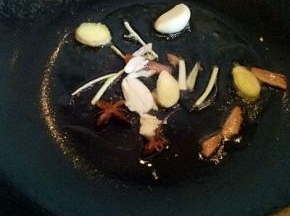 锅中加入时间油，油温7成时加入香料炒香。