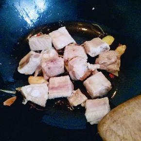 加入肋排煸炒，倒入料酒继续煸炒。