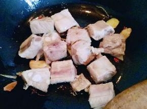 加入肋排煸炒，倒入料酒继续煸炒。