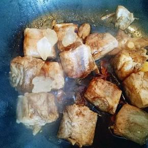 加入生抽，老抽，十三香，冰糖，加入冷水没过肋排即可。大火烧开转小火慢炖20分钟。