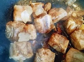 加入生抽，老抽，十三香，冰糖，加入冷水没过肋排即可。大火烧开转小火慢炖20分钟。