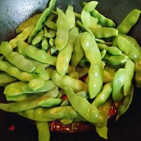 20分钟后加入油豆盖上盖子，大火烧开后，转中小火炖15分钟即可。