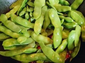 20分钟后加入油豆盖上盖子，大火烧开后，转中小火炖15分钟即可。
