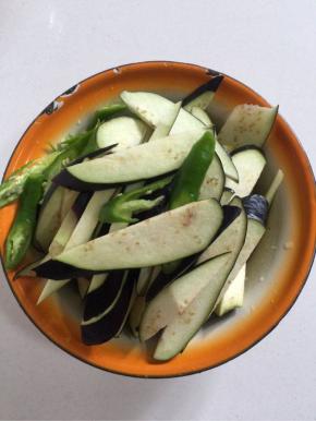 茄子和尖椒去蒂洗净，切成薄片备用！